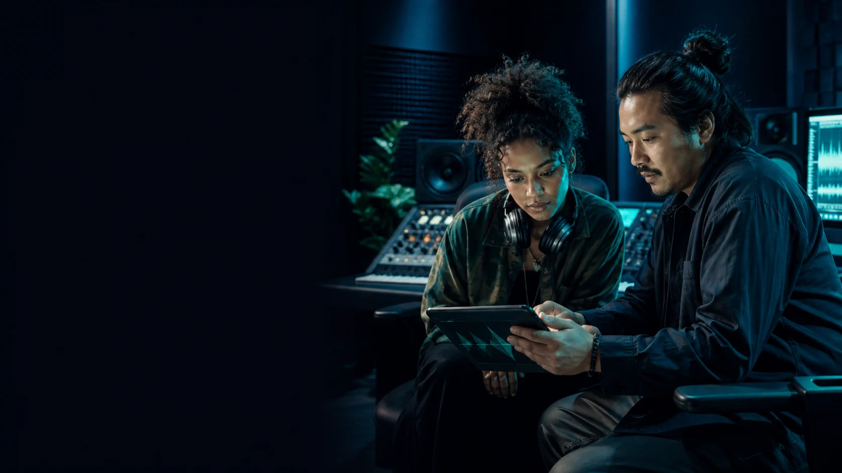 Musikteam bereitet einen SoundCloud Promotion-Plan mit hitsfy vor